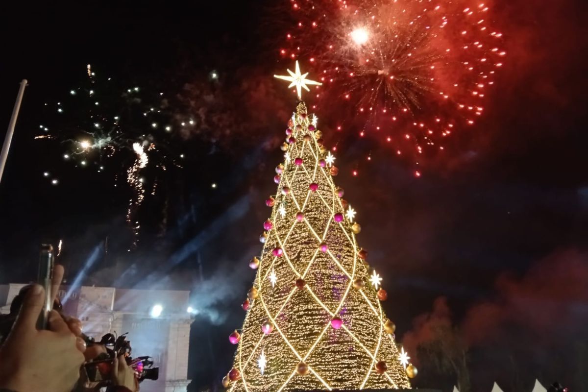 El árbol de Navidad ilumina Plaza Juárez, marcando el inicio de las festividades decembrinas en Pachuca
