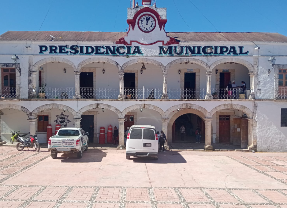 Denuncian nepotismo y manejo irregular de recursos en la administración de Tianguistengo.