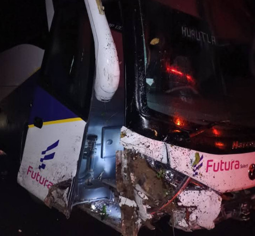 Autobús de la línea Futura se accidentó en la carretera México-Tampico; pasajeros ilesos.