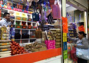 Comerciantes del mercado Primero de Mayo en Pachuca ofrecen productos esenciales para la Cena de Navidad.