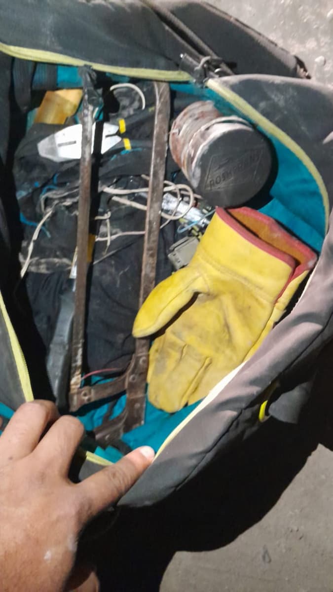 Herramientas de corte y cable de cobre recuperados por la Policía Hídrica en el pozo 4 Téllez