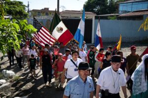 Migrantes cruzan el río Suchiate en balsas precarias; organizaciones denuncian abusos en su trayecto hacia Estados Unidos