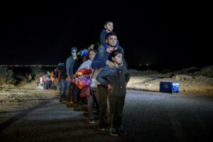Ana Karen Parra y la CDHEH impulsan colaboración entre gobierno y sociedad civil en apoyo a migrantes.