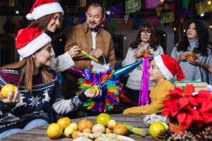 Siete picos, colores vibrantes y dulces recompensas. Las piñatas en las posadas son mucho más que decoración