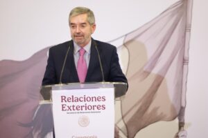 El canciller Juan Ramón de la Fuente coordina la defensa de los seis millones de mexicanos indocumentados en Estados Unidos