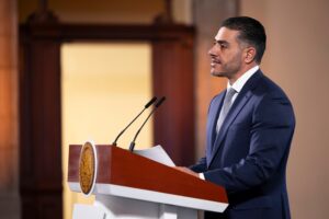 Omar García Harfuch, secretario de Seguridad y Protección Ciudadana, informa sobre los operativos exitosos en Sinaloa y Michoacán, destacando los aseguramientos de droga y la detención de generadores de violencia