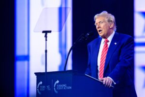 Donald Trump durante un mitin en Phoenix, Arizona, donde aseguró que designará a los cárteles mexicanos como organizaciones terroristas al asumir la presidencia