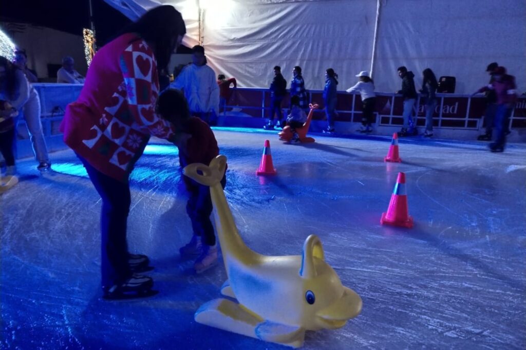 Niños y adultos comparten risas y patinadas en la pista instalada en la plaza principal de Pachuquilla