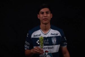 Jesús Brigido posa con la camiseta del Club Pachuca, listo para un nuevo desafío en su carrera