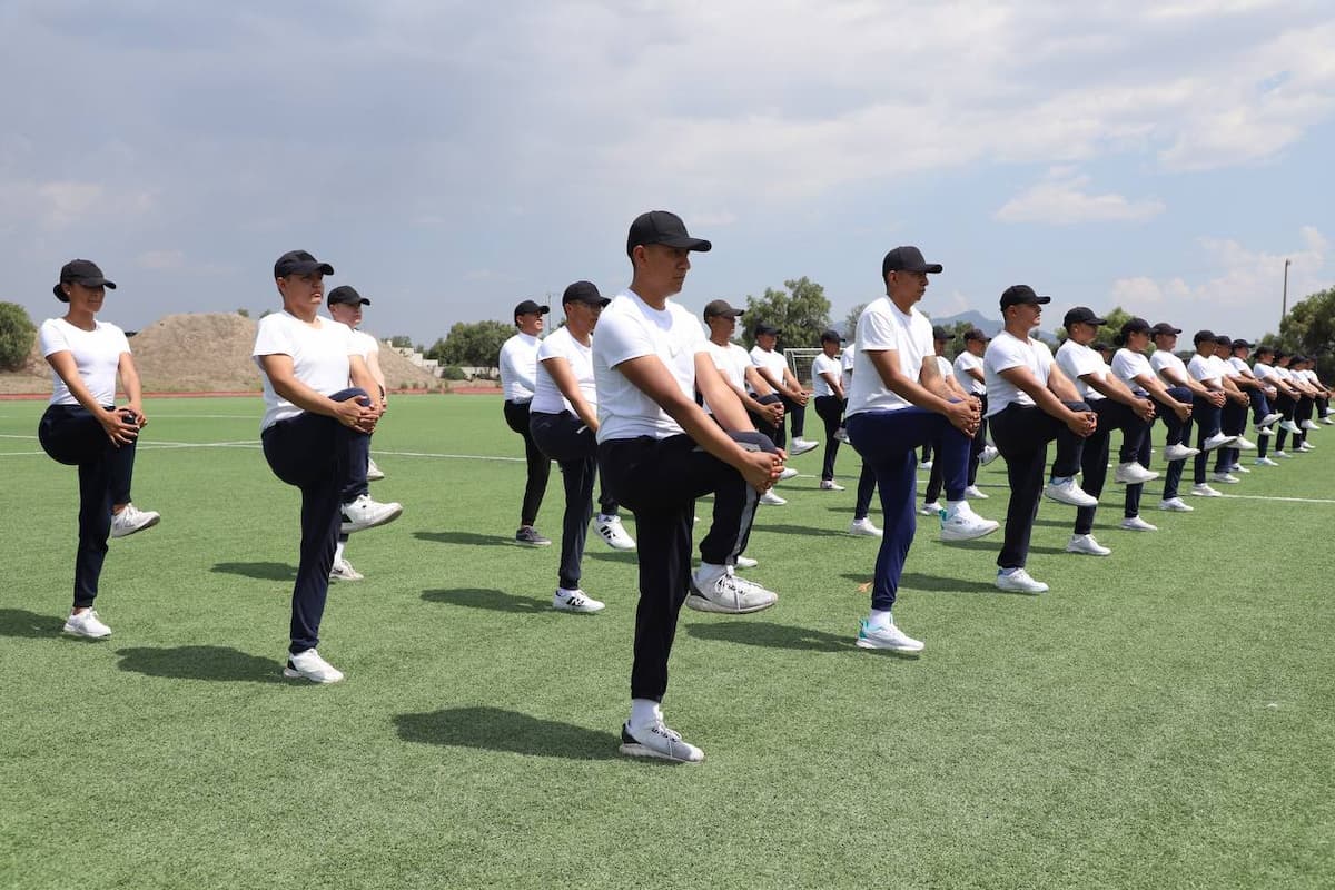 Grupo de aspirantes realizando pruebas físicas como parte del proceso de selección de la Policía Estatal