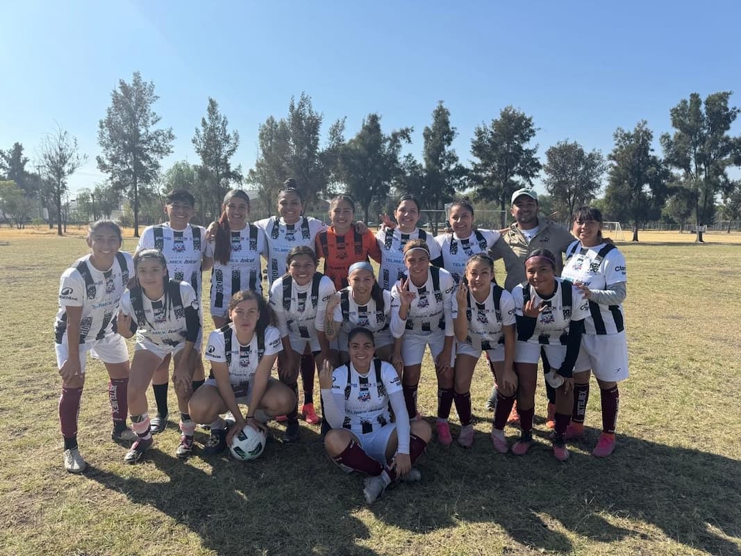 Jugadoras de Fisio Clinic agradecen el apoyo de la afición tras vencer a León