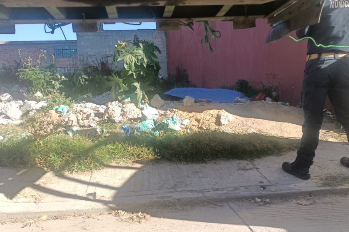 Vecinos de Tulancingo alertaron sobre un hombre tirado en un predio baldío / Foto. Antonieta Islas