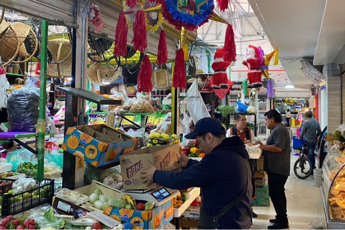 Locatarios del Mercado Revolución celebran el acuerdo logrado con las autoridades municipales / Foto. Lizania Zavala
