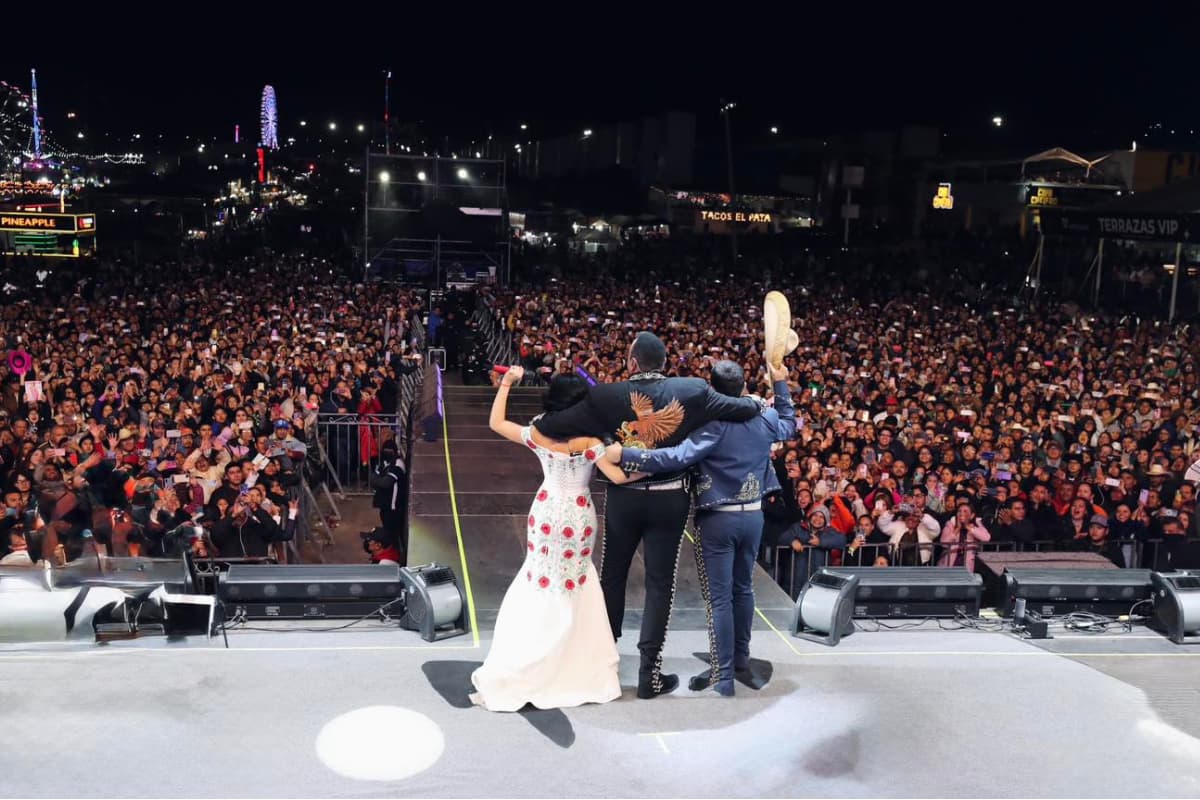 Los Aguilar manejaron con humor los rumores sobre multas y sanciones durante su concierto / Facebook Pepe Aguilar