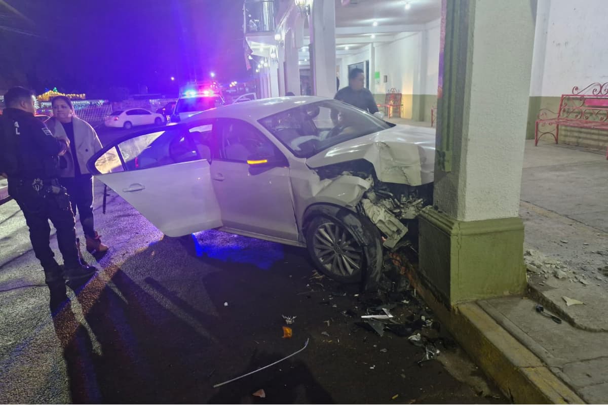 La persecución culminó con el vehículo impactado contra un poste en Ajacuba / Foto. Especial