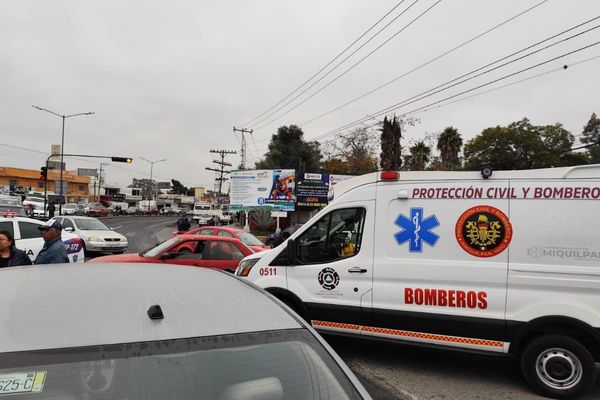 Paramédicos atienden a los lesionados en el lugar del accidente vial en Ixmiquilpan / Foto. Especial
