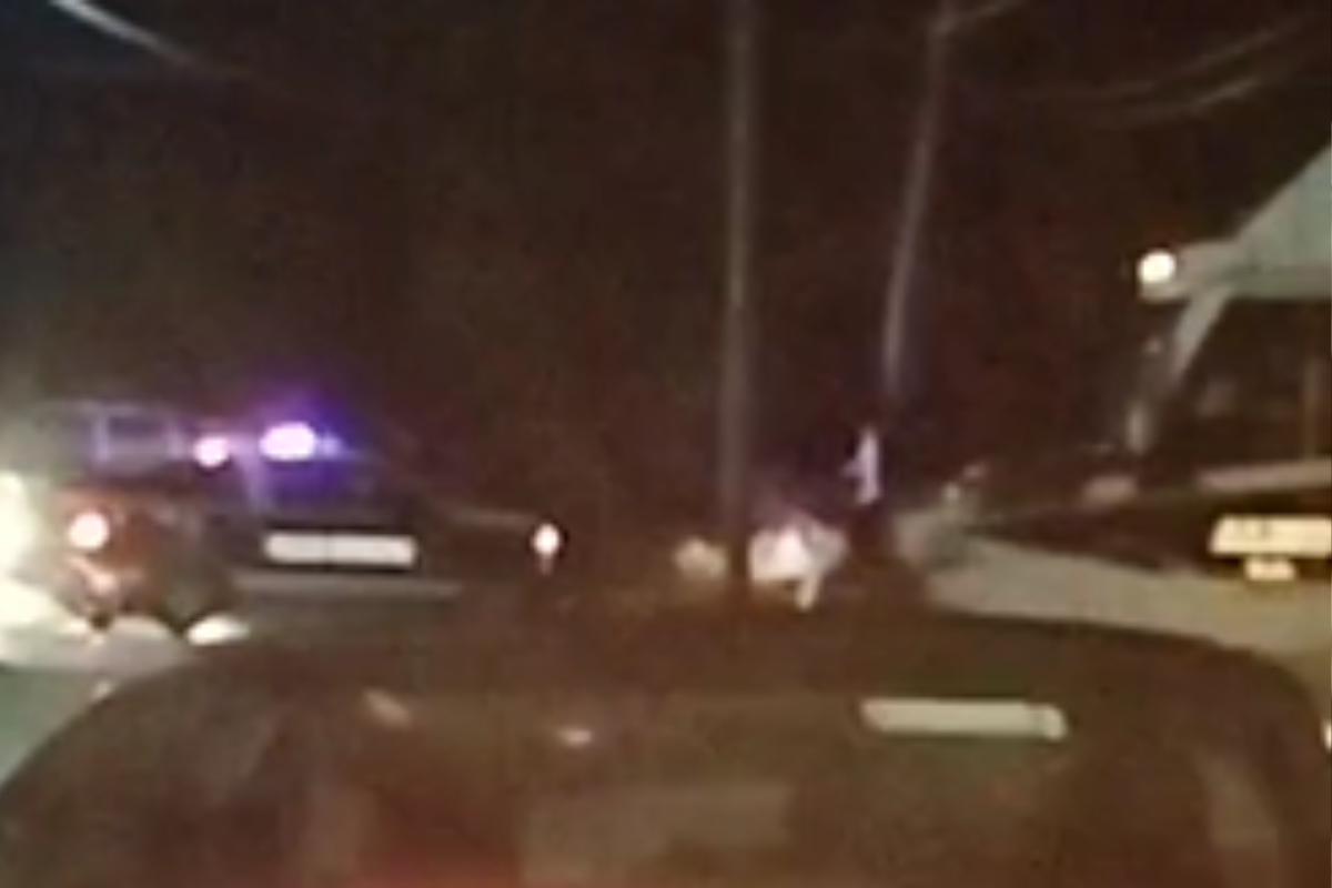 Patrulla de Tula en video protegiendo la pipa que transportaba huachicol, generando indignación en la comunidad / Captura de pantalla