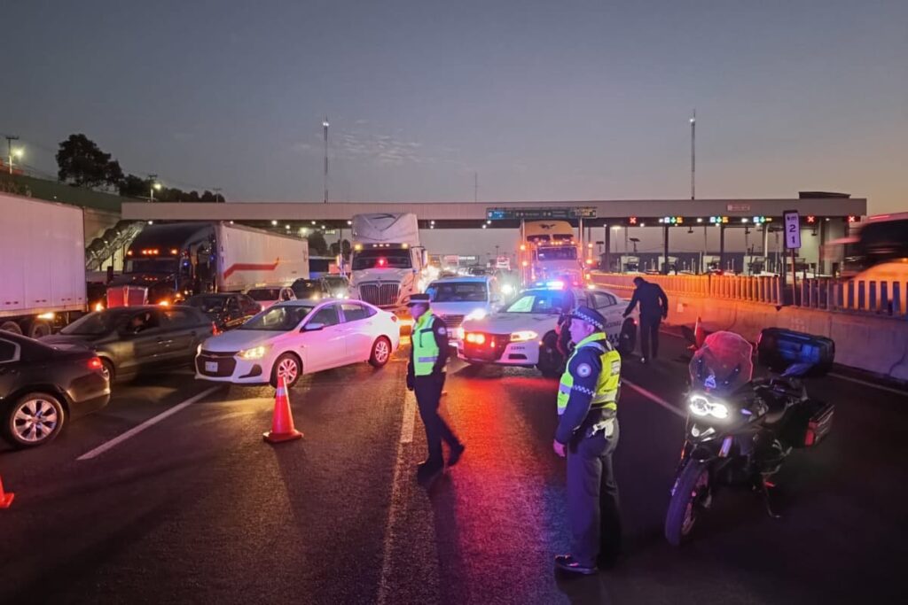 Transportistas bloquean la autopista México-Pachuca exigiendo pagos por el Tren Maya / Foto. Alfonso Marín