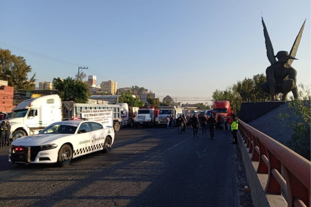 Transportistas bloquean la autopista México-Pachuca exigiendo pagos por el Tren Maya / Foto. Alfonso Marín
