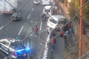 Maniobras para retirar el vehículo accidentado en la autopista México-Pachuca.