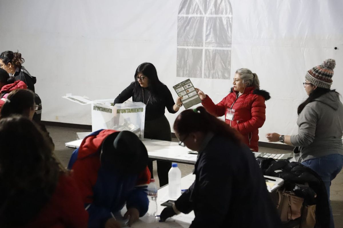 Tras concluir la jornada de votación, en las casillas de Cuautepec de Hinojosa comenzó el conteo de sufragios / Foto de Luis Godínez