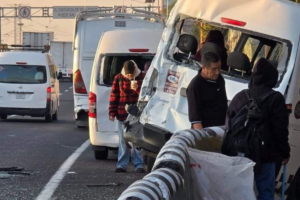 Paramédicos asisten a lesionados tras el choque en la autopista México-Pachuca.