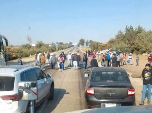La autopista México-Querétaro permanece cerrada en ambos sentidos debido a una manifestación