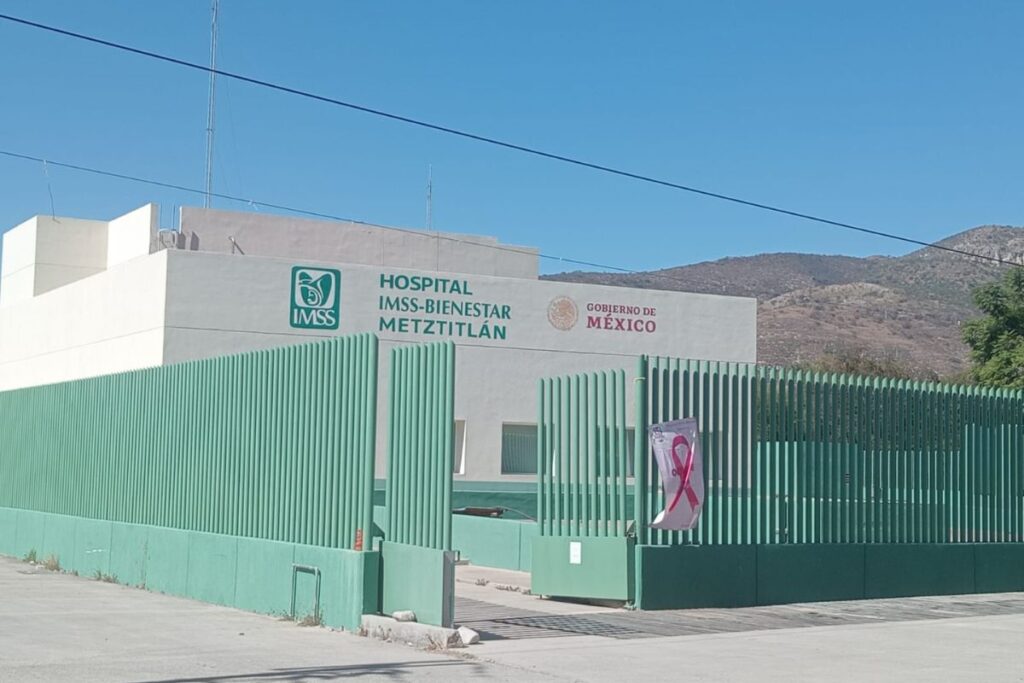 Fachada de la clínica IMSS-Bienestar en Metztitlán