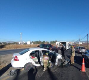 Bomberos y paramédicos en el lugar del accidente en la carretera Pachuca-Sahagún.