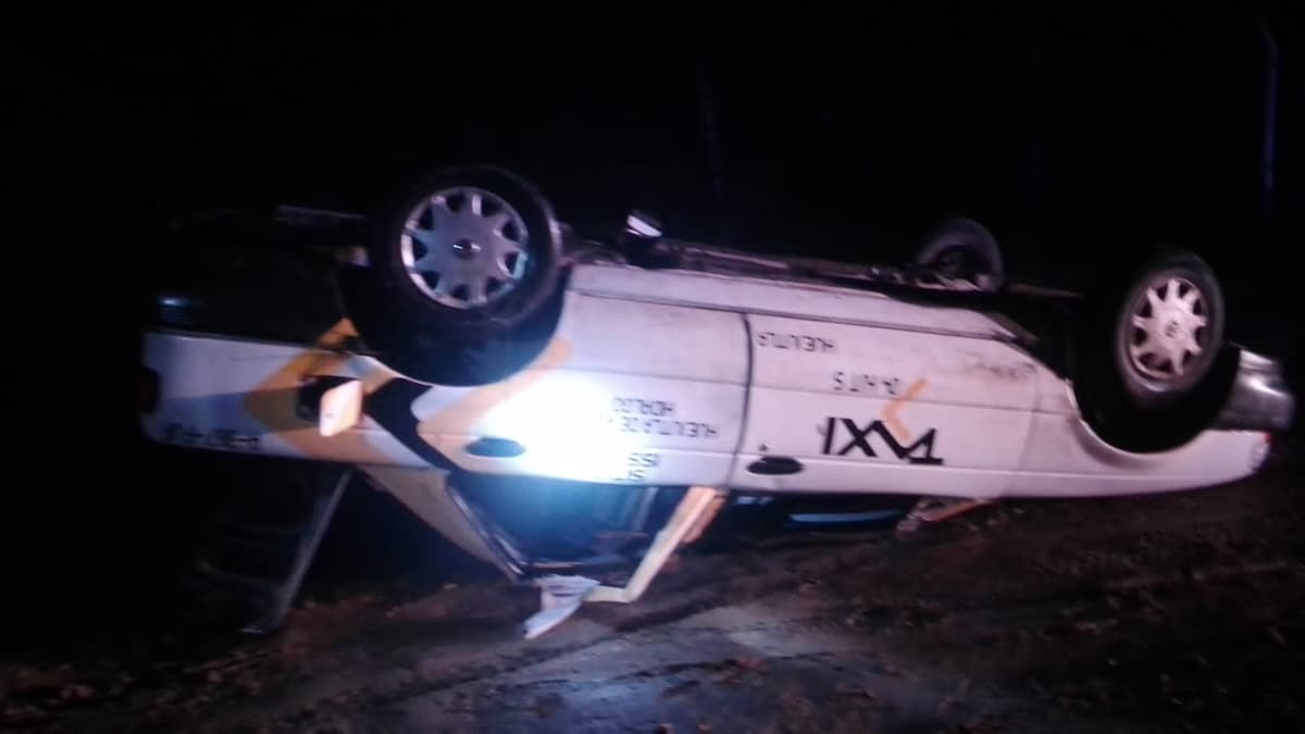 Taxi volcado y abandonado en la carretera Huejutla-Chalma la noche del domingo
