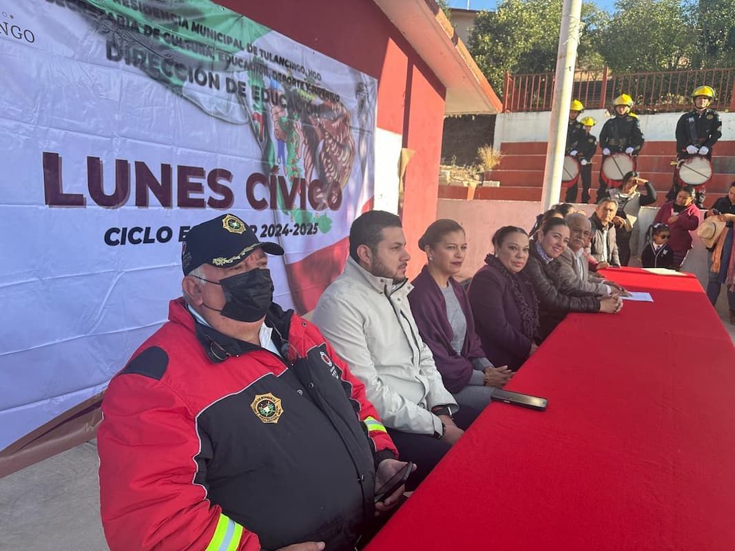 La alcaldesa de Tulancingo, Lorena García Cázares, encabezó el lunes cívico en la primaria indígena Tierra y Libertad