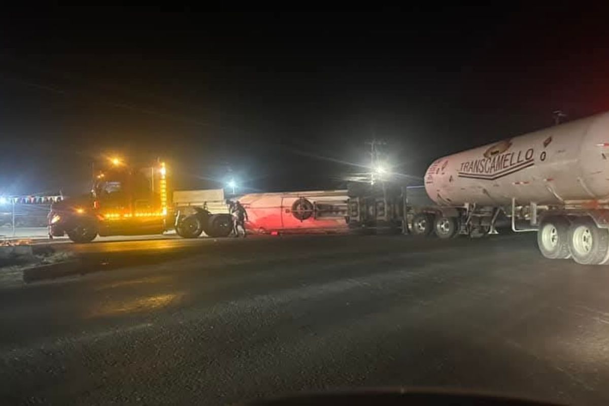 La volcadura de una pipa en el corredor San José bloqueó por completo la circulación en la México-Tuxpan