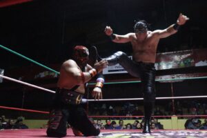 La lucha estelar en la arena Afición mostró la técnica y determinación de Hechicero