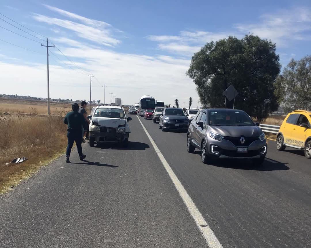 El vehículo siniestrado quedó fuera de la autopista México-Pachuca, tras el choque con una camioneta a alta velocidad