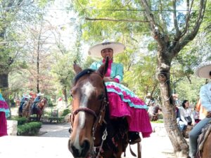 Montando con orgullo, las Charras de Atotonilco el Grande refuerzan la tradición mexicana