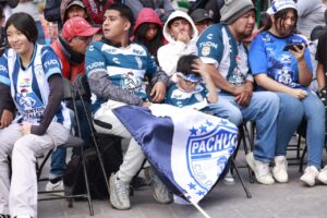 Aficionados del Pachuca llevaron banderas y cánticos para alentar a su equipo
