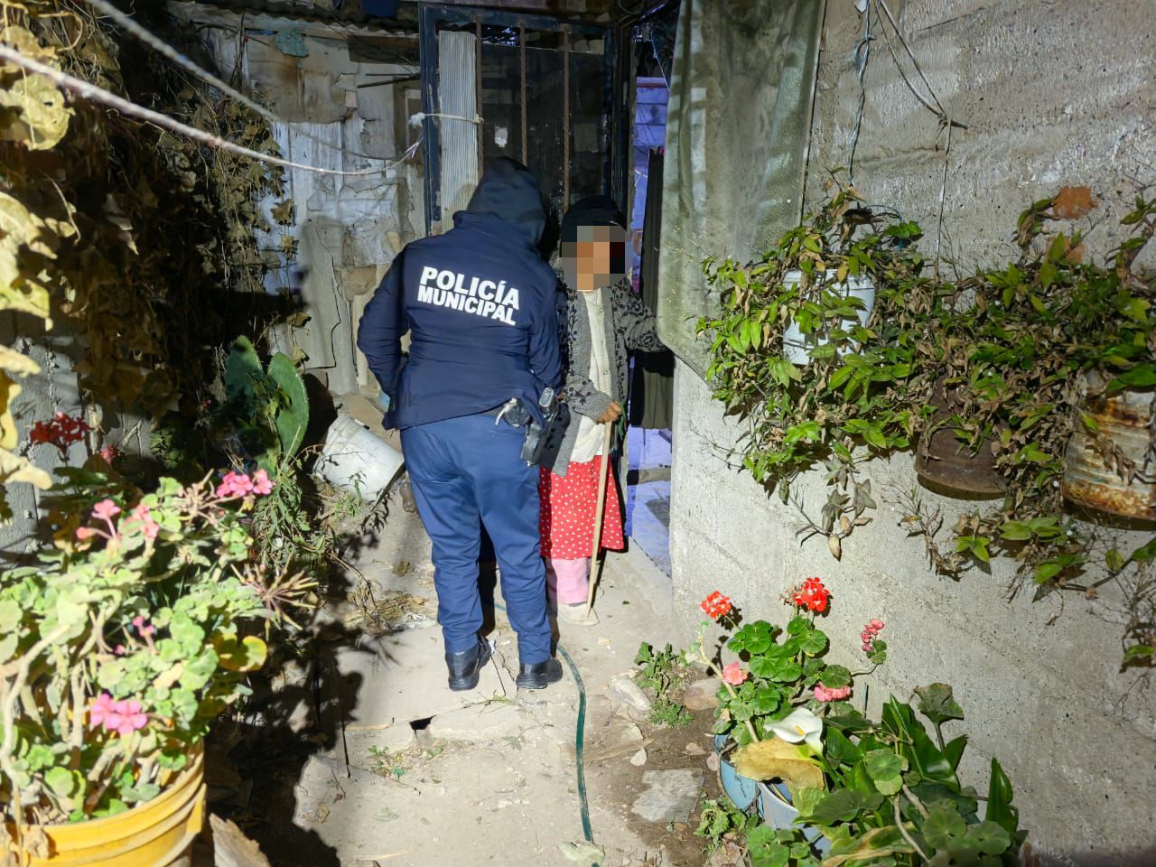 Elementos de Seguridad Pública de Pachuca auxilian a mujer desorientada en La Loma