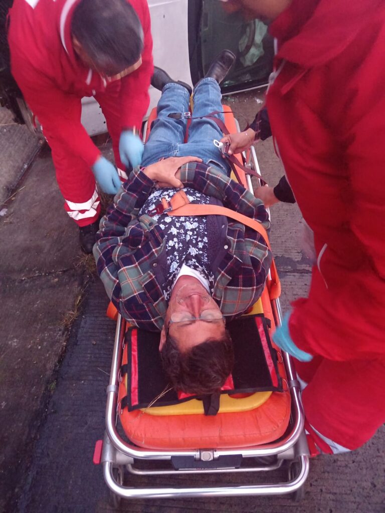 Paramédicos atienden a los lesionados tras la volcadura en La Colorada / Foto. Especial 