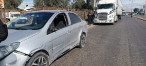 El vehículo afectado por el choque con el tráiler en pleno corazón de Tizayuca