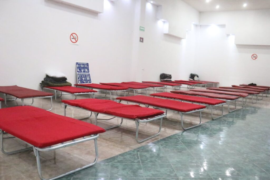El refugio está organizado en tres áreas que cuentan con camastros con colchonetas y suficientes cobijas