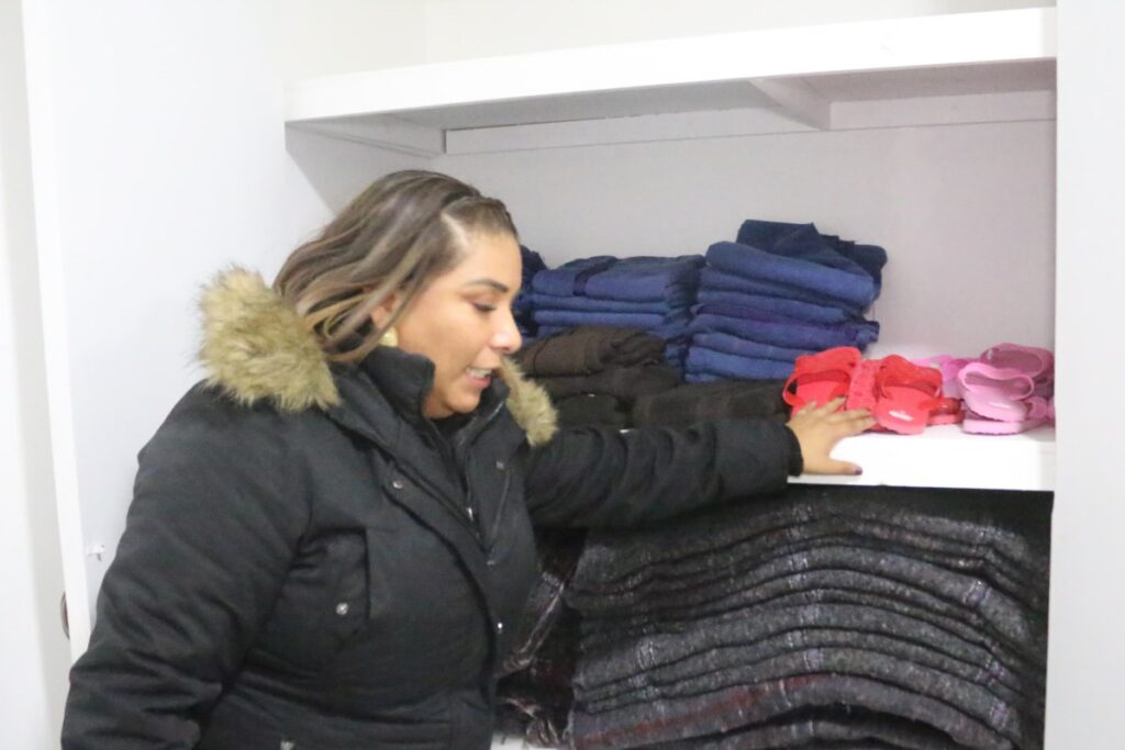 A los usuarios e les entrega un kit de limpieza personal y vestimenta, que incluye pasta y cepillo de dientes, shampoo, jabón, toallas, sandalias y una muda de ropa