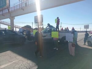 Guardia Nacional dialoga con pobladores de Zapotlán en el bloqueo de la México-Pachuca.