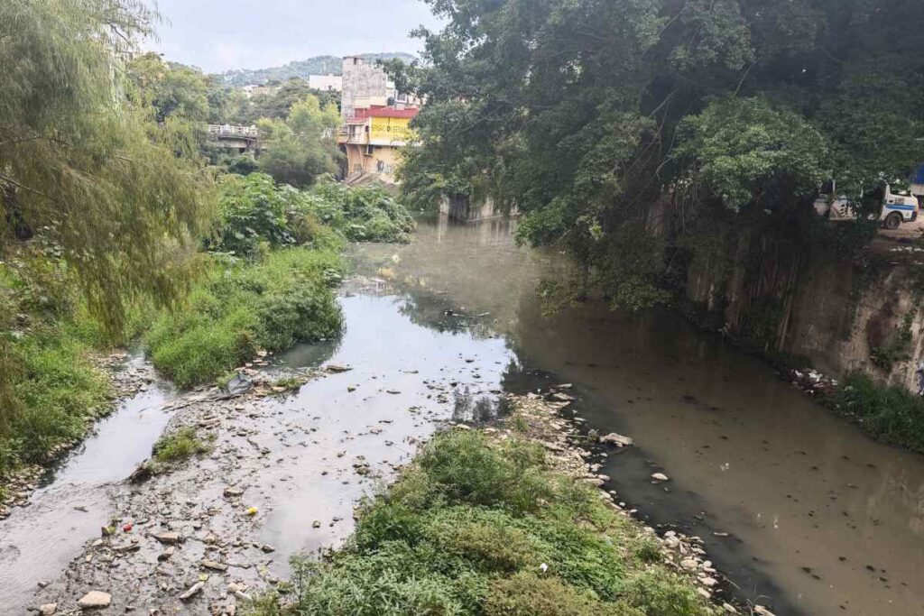 En Atlapexco y Huejutla, las aguas residuales de hogares y negocios se vierten directamente en los cauces