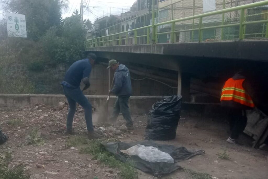 El puente es paso obligado para gran parte de los alumnos de la Preparatoria 2 y la Secundaria General 1 