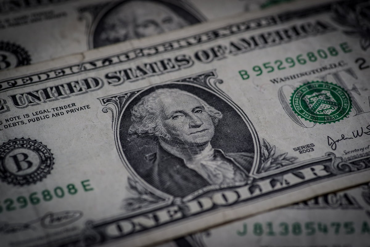 Analistas destacan la importancia del dólar en las relaciones comerciales entre México y EE. UU