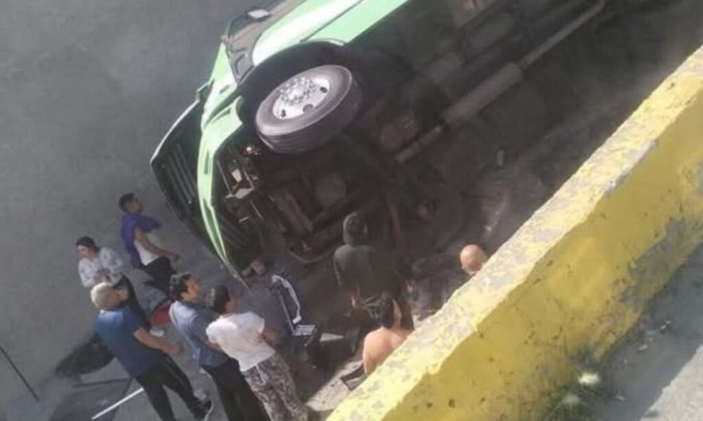 En Tlalnepantla, una unidad de transporte público se quedó sin frenos y volcó