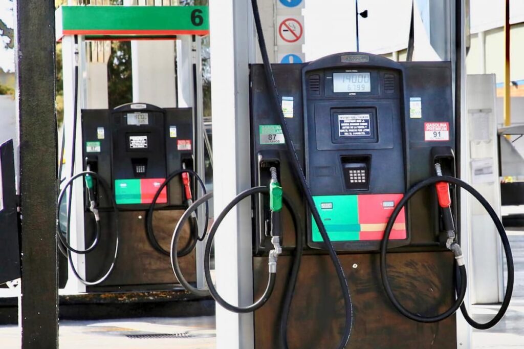 ¿Gasolina por litro o por pesos? La Profeco te recomienda cómo cargar combustible a tu auto