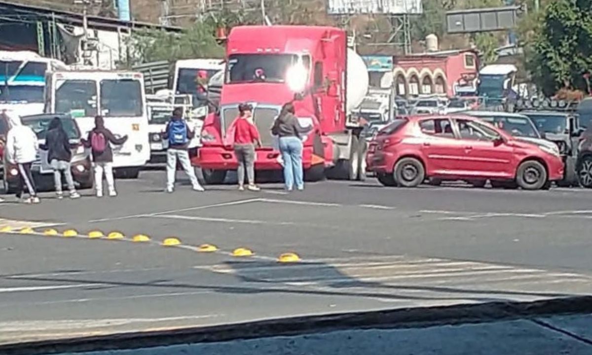 Bloquean la México Pachuca; exigen justicia para policía de investigación detenido