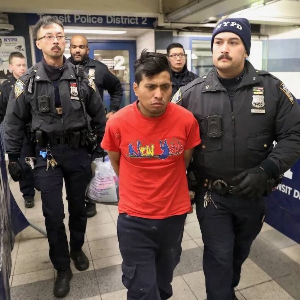 Metro de Nueva York: Sujeto le enciende fuego a mujer y muere; él fue detenido