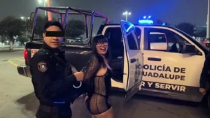 El clip muestra a uno de los policías sujetando a Franco por las manosFoto: Especial